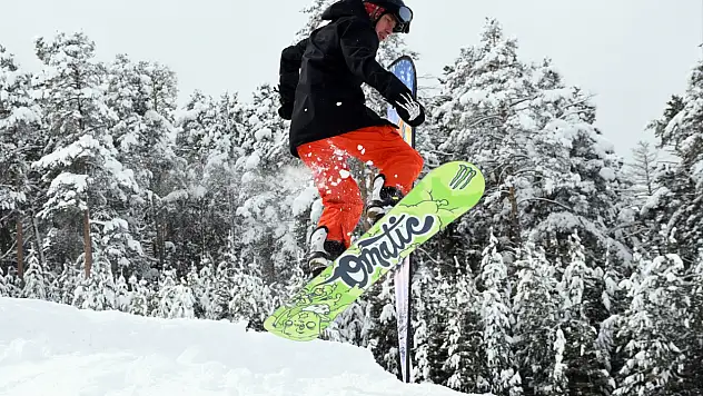 Sarıkamış'ta snowboard rüzgarı esti