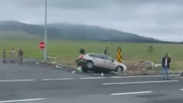 Sarıkamış'ta Trafik Kazası: 3 Yaralı, Olay Yerinde Hızla Müdahale Edildi