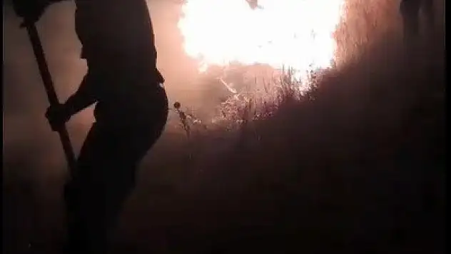 Selim'de Ani Anız Yangını İtfaiye ve Köylülerin Müdahalesiyle Söndürüldü