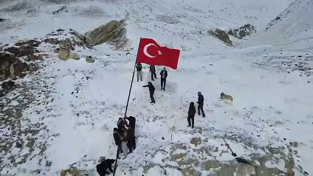 Şenkaya'da gençlerden bayrağa anlamlı sahiplenme