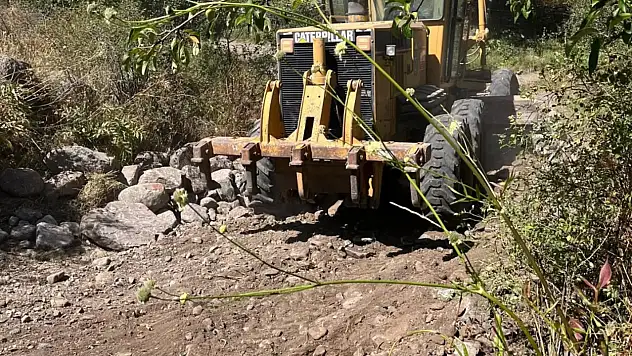Şenkaya'da Yol Bakım Çalışmalarıyla Ulaşım Daha Güvenli Hale Getirildi