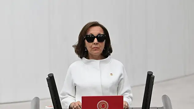 Serap Yazıcı Özbudun görme engelli mi, neden gözlük takıyor?