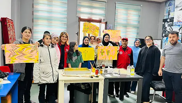 Serhat Genç Ofis'te gençler ebru sanatıyla buluştu