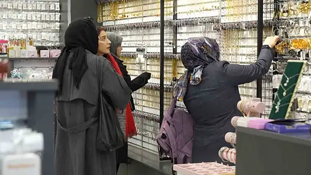 Sevgililer Günü Muş'ta esnafın yüzünü güldürdü