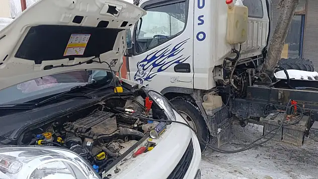 Sibirya soğukları Ağrı'da sürücüleri yolda bıraktı