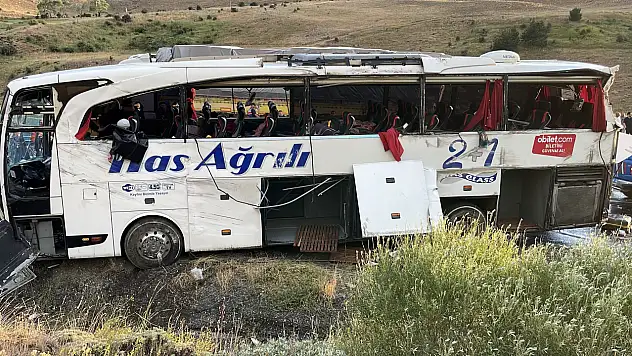 Sivas'ta Ağrı otobüsünün karıştığı kazada can kaybı artıyor!