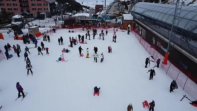Sömestir tatilinin ilk gününde Palandöken doldu taştı