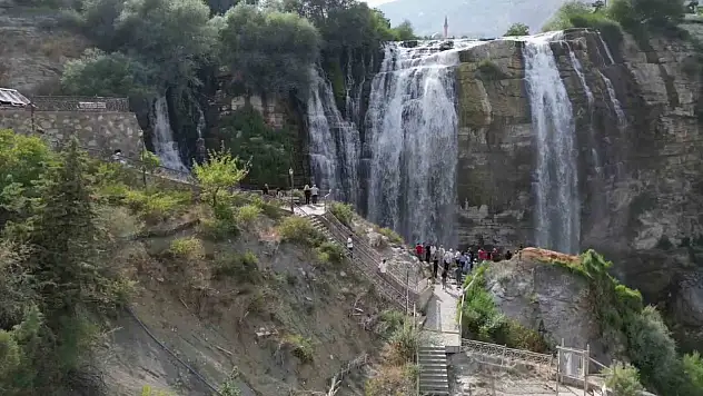Sonbahar Gelişiyle Tortum Şelalesi'ne Yoğun İlgi: Doğa Tutkunları Akın Etti