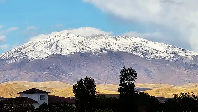 Süphan Dağı İlk Karla Beyaza Büründü, Doğaseverlerin İlgi Odağı Oldu