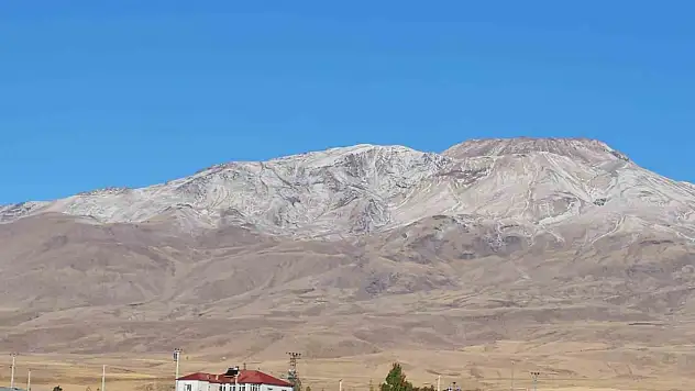 Süphan Dağı karla kaplandı, vatandaşlar kartpostallık manzara ile sevindi