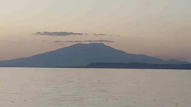 Süphan Dağı'nda bulutlar ve Van Gölü birleşti, görsel şölen oluştu!