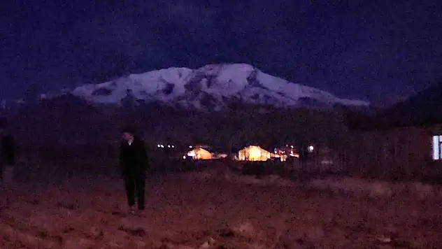 Süphan Dağı'nda Kış Güzellikleri: Gece Manzarası Fotoğraf Tutkunlarını Büyülüyor