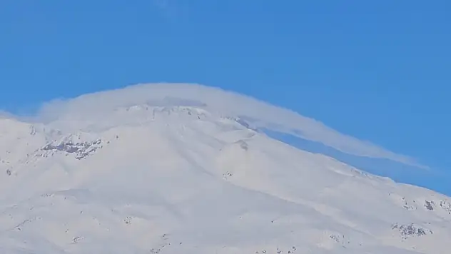 Süphan Dağı'nda mercek bulutu görsel şölen oluşturdu