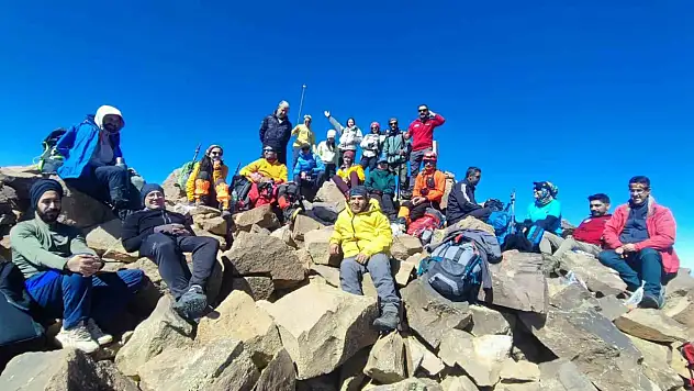 Süphan Dağı'ndaki buzullar eriyor Dağcılar küresel ısınmanın etkilerini gözlemledi