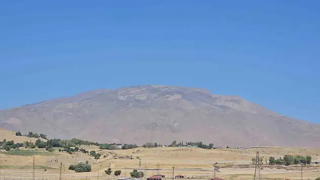 Süphan Dağı'ndaki kar örtüsü, kuraklık ve sıcaklar nedeniyle beklenenden erken eridi