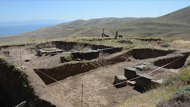 Süphan Dağı'nın eteklerindeki Kef Kalesi'nde Eşsiz 49 Fil Ayağı Keşfedildi