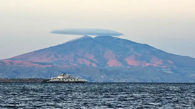 Süphan Dağı zirvesindeki mercek bulutları doğa tutkunlarına görsel şölen sundu