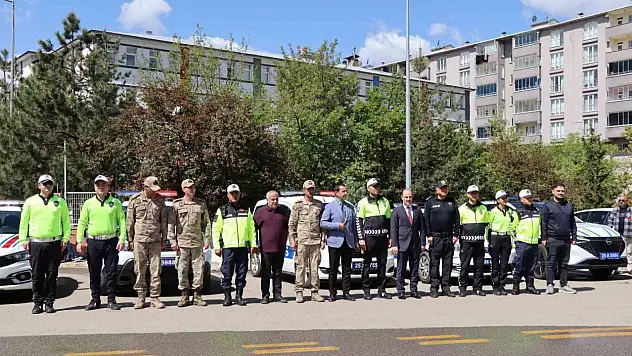 Sürücülere Trafik Denetiminde Çikolata ve Kolonya İkramı Yapıldı