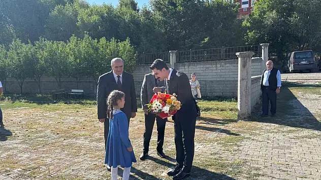 Susuz'da Eğitim Yılı Başladı, Kaymakam İlk Dersi Verdi