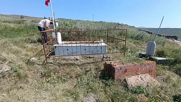 Susuz Kaymakamı Tutal, Şehit Mezarlıklarının Bakımını Üstlendi ve Çevreyi Temizledi