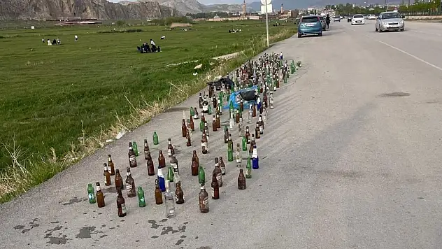 Tarihi Göl Alkol Şişeleriyle Gölgelendi: Rastgele Atılan Şişelere Tepki