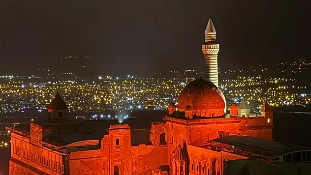 Tarihi Saray kırmızıya büründü