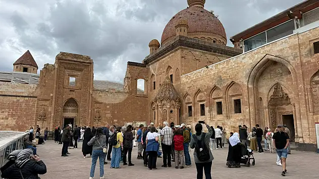 Tarihi sarayda pazar hareketliliği dikkat çekti