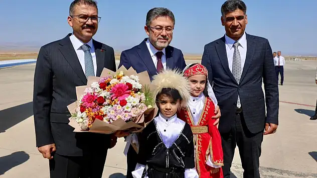 Tarım ve Orman Bakanı İbrahim Yumaklı, Iğdır'da Çiftçilere Destek İçin Esnaf Ziyareti Gerçekleştirdi