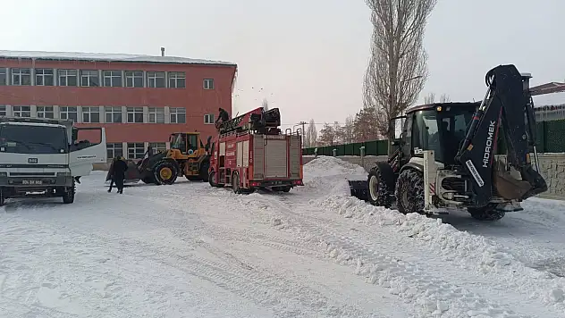 Taşlıçay Belediyesi buzlanmaya karşı okullarda önlem aldı