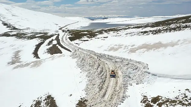 Taşlıçay'da baharın gelişiyle ekipler, dozer boyunu aşan karı aşıyor