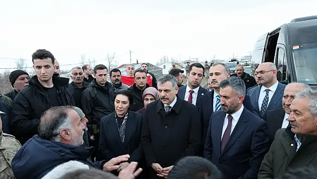 Taşlıçay'da Bakanın yol güzergahında bekleyerek sorunlarını anlattılar