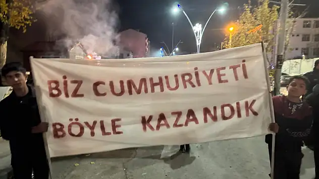 Taşlıçay'da Cumhuriyet Bayramı coşkusu, Fener Alayı yürüyüşüyle taçlandı