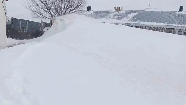 Taşlıçay'da evler kar yığınlarının arasında kaldı
