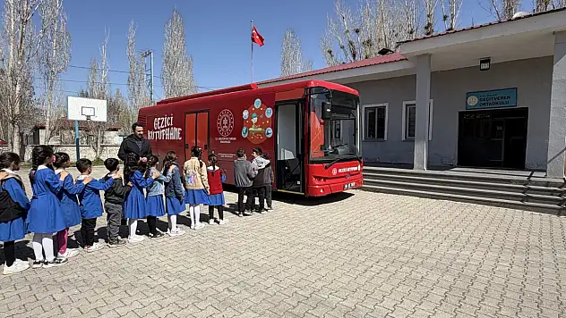 Taşlıçay'da gezici kütüphane öğrencilerle buluştu