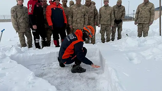 Taşlıçay'da jandarmaya çığ farkındalık eğitimi verildi