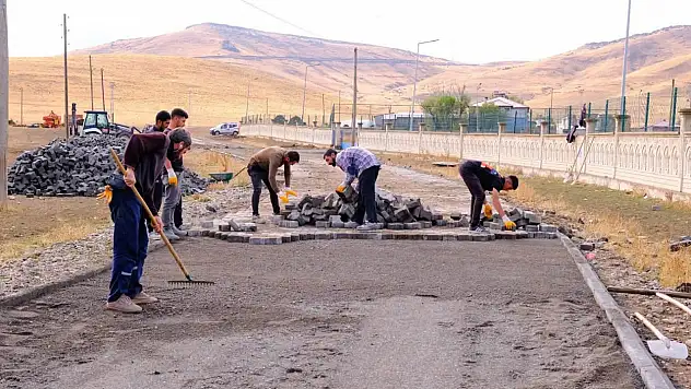 Taşlıçay'da köy yollarına 2 bin 250 metrekare parke taşı döşeniyor