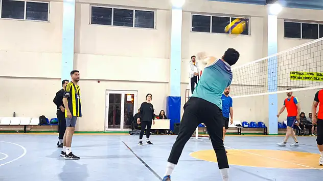 Taşlıçay'da Kurumlar Arası Voleybol Turnuvası başladı