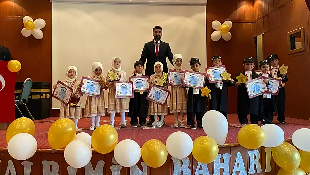 Taşlıçay'da miniklerden Kur'an kursu yıl sonu gösterisi