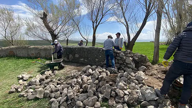 Taşlıçay'da riskli duvarlar tek tek güçlendiriliyor