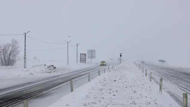 Taşlıçay'da tipi ulaşımı vurdu, sürücüler tesislere sığındı