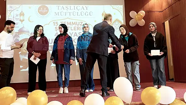 Taşlıçay'da umre ödüllü bilgi yarışmasında dereceye giren öğrenciler ödüllendirildi