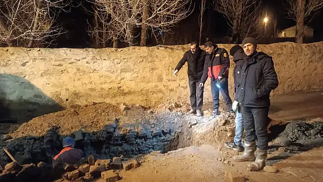 Taşlıçay'da yağışlar sonrası gece mesaisi