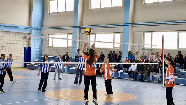 Taşlıçay'da Yıldız Kızlar Voleybol müsabakaları tamamlandı