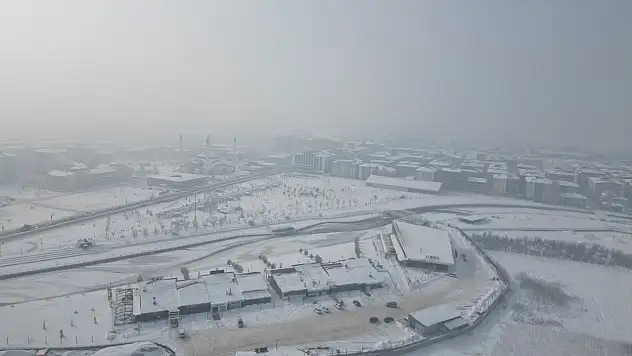 Taşlıçay Deresi'nin yüzeyi dondu, Ağrı'da soğuk hava hüküm sürdü