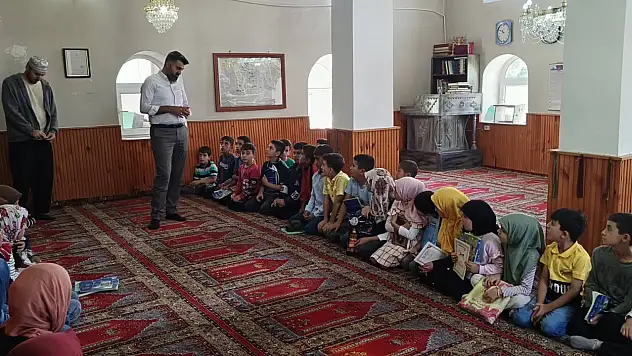 Taşlıçay Müftüsü Özmen Yaz Kur'an Kursu öğrencileriyle buluştu