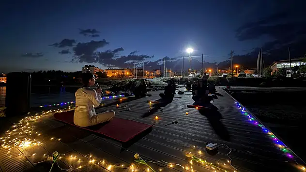 Tatvan'da dolunay altında yoga: Van Gölü kıyısında buluştular