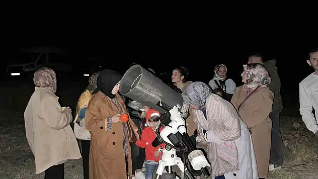 Tatvan'da Gökyüzü ve Doğa Tutkunları Satürn'ü İzlemek İçin Bir Araya Geldi
