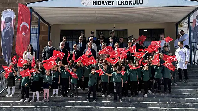 Tatvan'da İlköğretim Haftası coşkuyla kutlandı, öğrencilere çiçek ve boyama kitapları dağıtıldı
