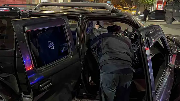 Tatvan'da Jandarma Uygulamaları: 3 Yasa Dışı Göçmen ve 9 Aranan Şahıs Yakalandı