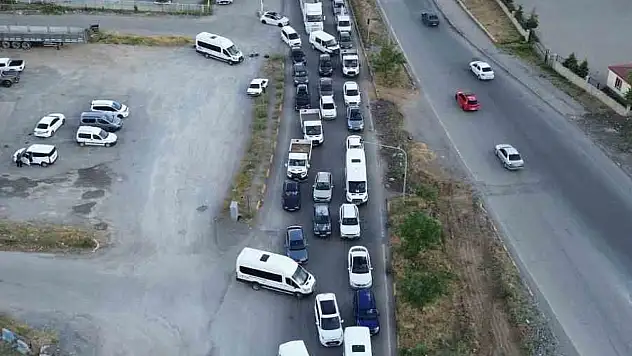 Tatvan'da Kavşak Çalışmaları Trafiği Felç Etti, Sürücüler Alternatif Yolları Yetersiz Buluyor